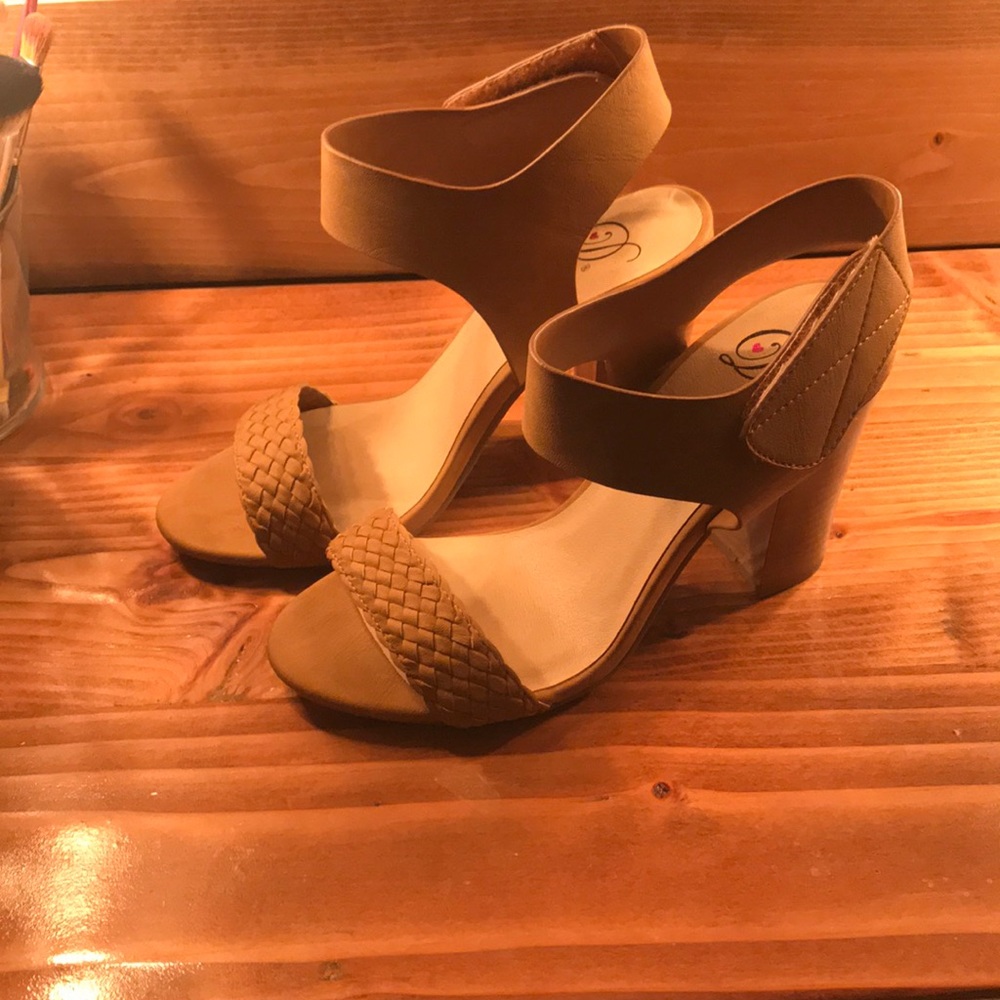 Brand new tan stacked sandal/heel